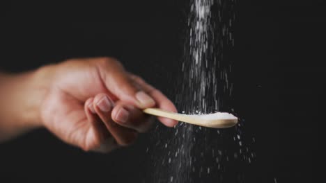 검은 배경 에 있는 테이블 에 소금 을 던지는 요리사 의 동영상