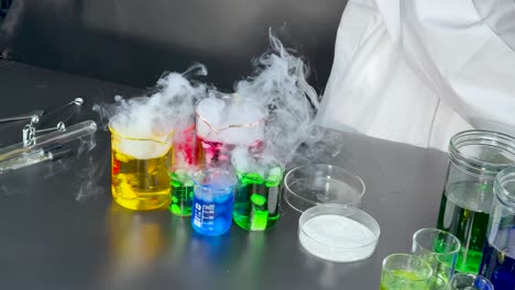 el científico lleva a cabo un experimento con líquidos de colores y humo