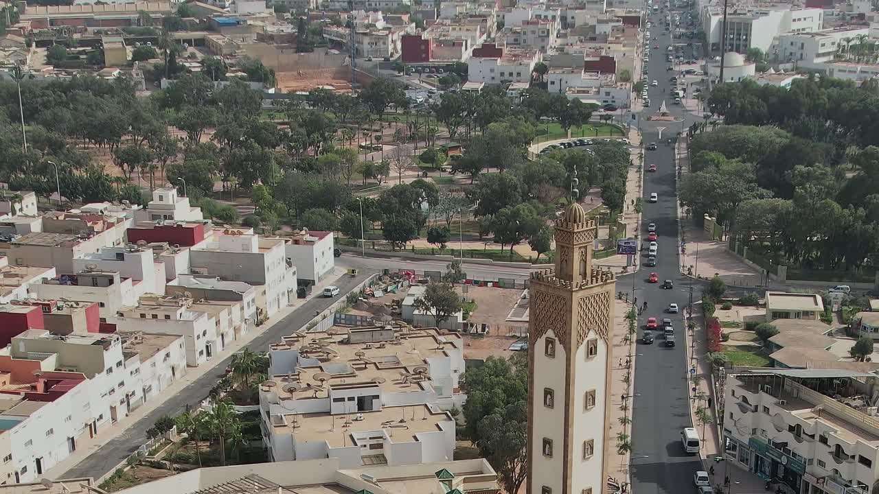 Vedute del Marocco urbano dall'alto che mostrano strade ed edifici in una città