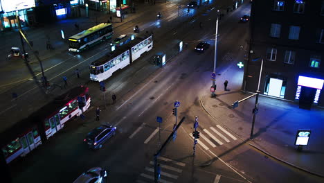 Abendlicher-Stadtverkehr-In-Tallin,-Estland,-Kreuzung-Mit-Haltestellen-Der-öffentlichen-Verkehrsmittel