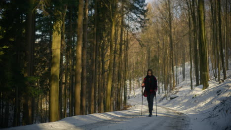 Excursionista-Positivo-En-Caminatas-De-Invierno