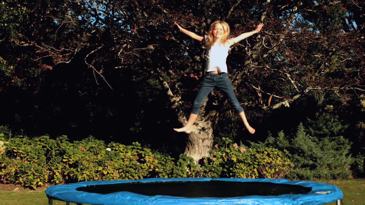 트램폴린에서 재미를 느끼는 어린 소녀