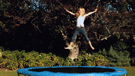 Kleines-Mädchen-Hat-Spaß-Auf-Einem-Trampolin