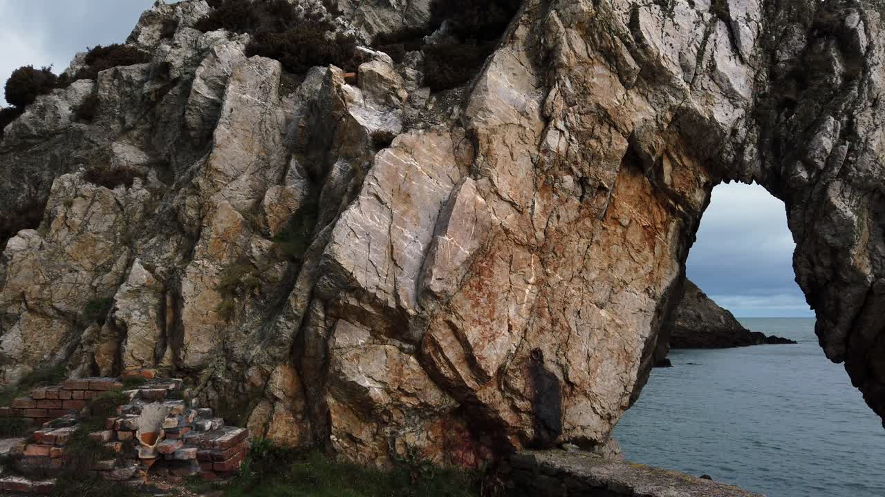 porth wen beach의 traeth의 아일랜드 바다로 석조 아치형 통로 형성을 가로 질러 패닝