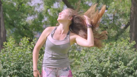 Mujer-Joven-En-Ropa-Deportiva-Moviendo-Su-Cabello-Largo-Sobre-El-Hombro-En-Cámara-Lenta