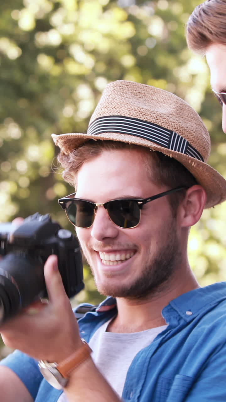 Amici alla moda che scattano fotografie con la fotocamera