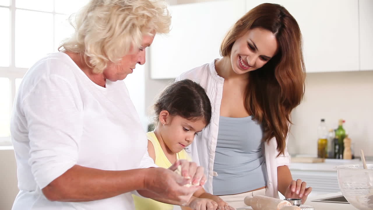 abuela hijo madre preparando la masa