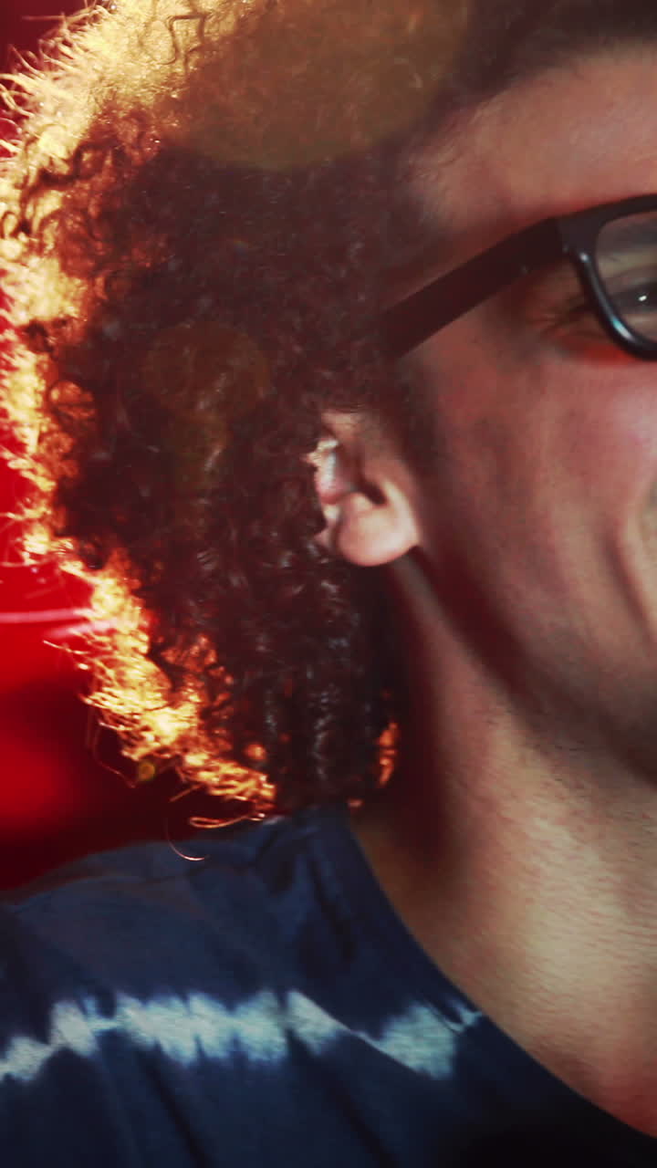 joven feliz viendo una película