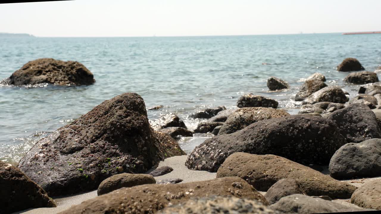 거친 바위가 굴러가는 이소 해변