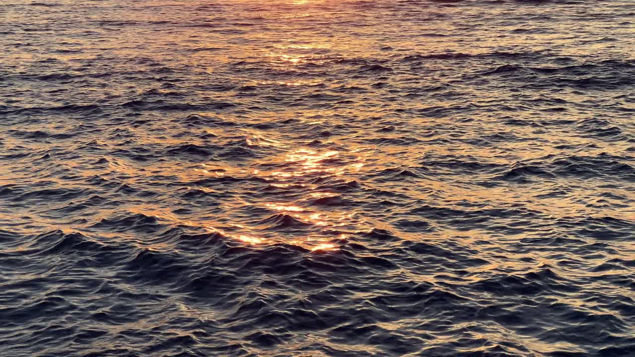 海海川湖ラグーン風夕暮れの色の反射