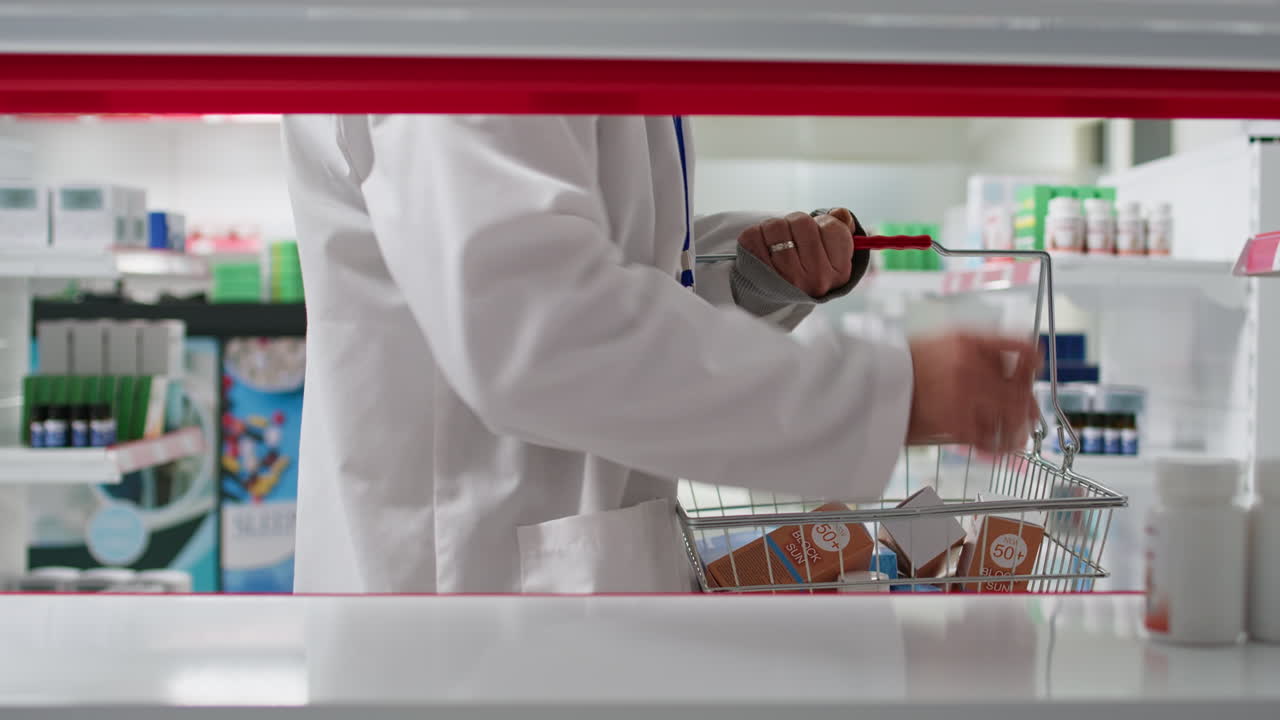 POV dell'impiegato medico che mette tutti i farmaci in scatole o bottiglie