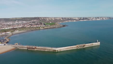 cielo azul granangular del puerto de folkestone con las nubes ligeras 4k