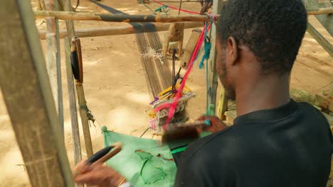 Junger-Afrikanischer-Mann-Webt-Traditionelle-Kente-Seide-Und-Baumwolle-Auf-Webstühlen