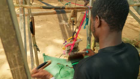 Joven-Africano-Tejiendo-Seda-Kente-Tradicional-Y-Algodón-En-Telares