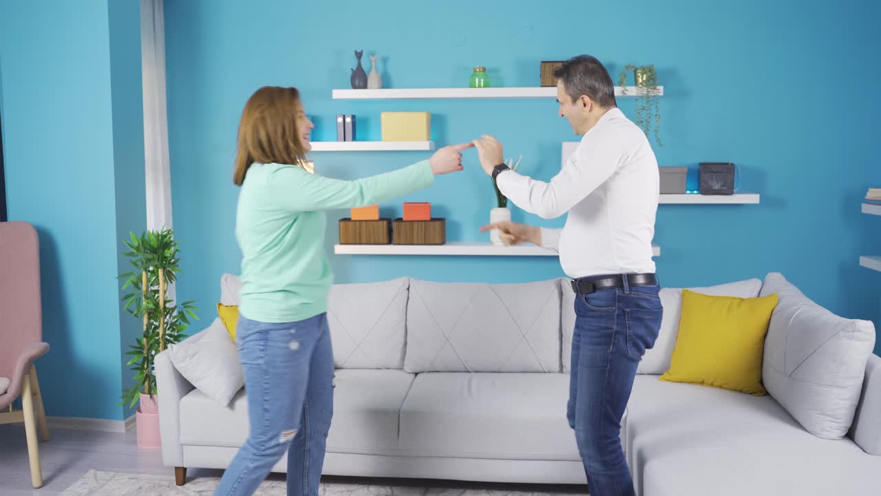 아버지와 젊은 성인 딸이 집에서 춤을 추고 있습니다.