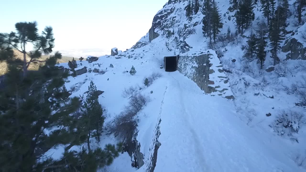 vídeo de drones de túneles ferroviarios abandonados en un paso de montaña en la nieve