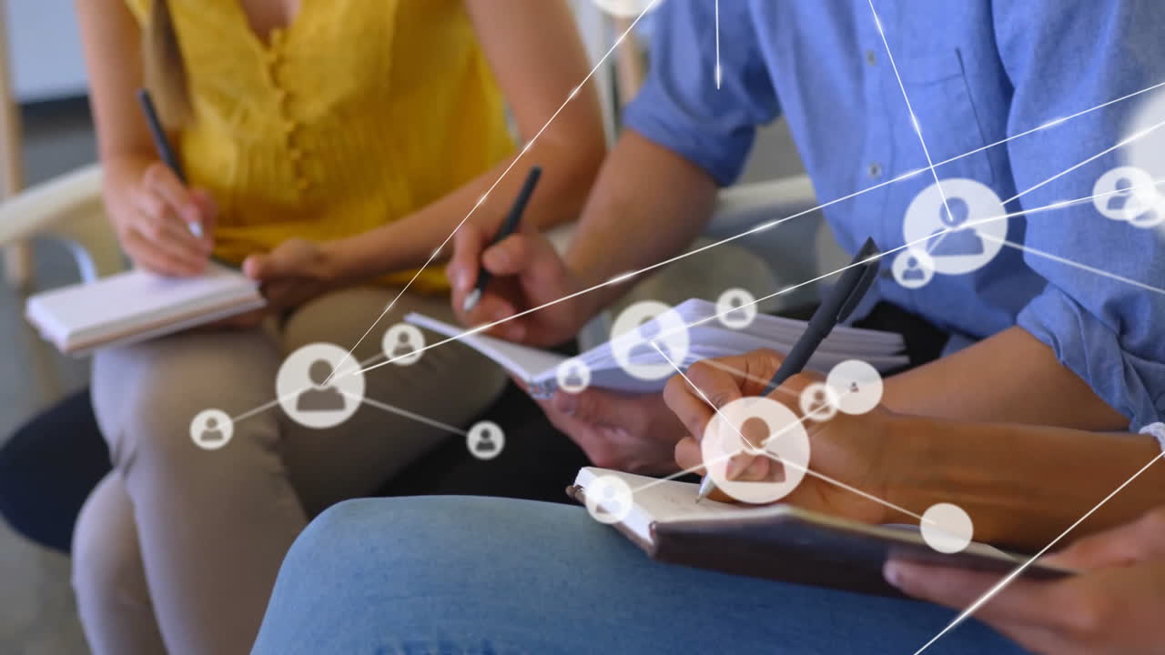 다양한 동료들이 사무실에서 메모를 취하는 아이콘을 가진 연결 네트워크의 애니메이션