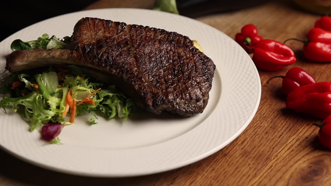 Bistecca perfettamente grigliata con insalata fresca di contorno su un piatto