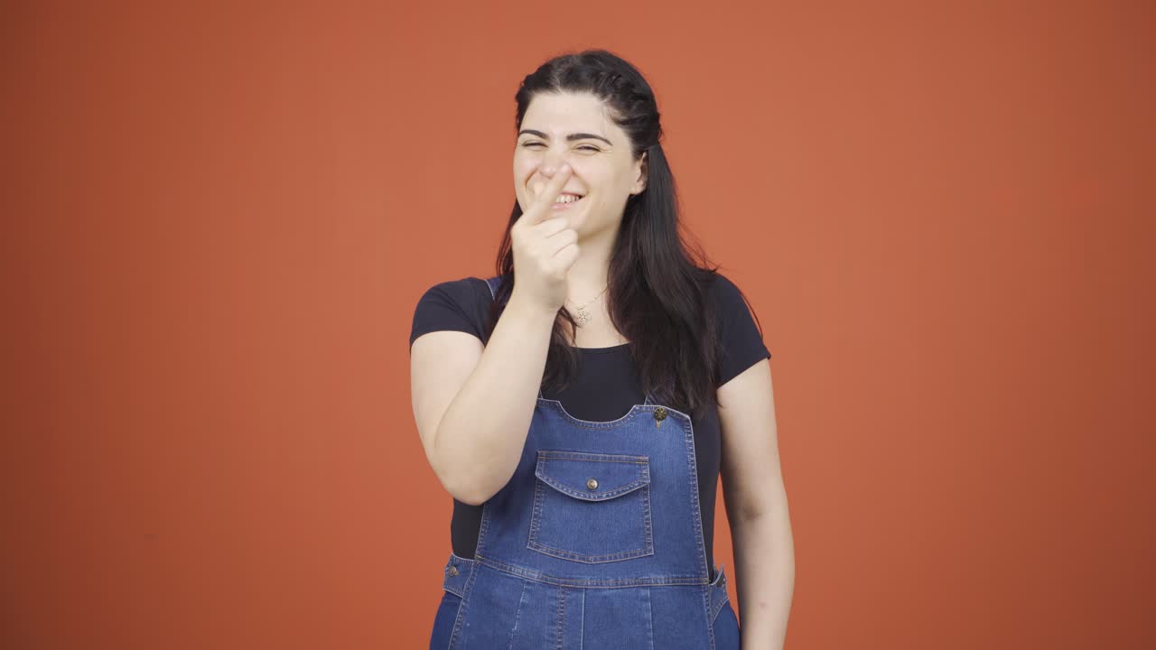 카메라를 향한 사려 깊은 여성이 아이디어를 떠올립니다.