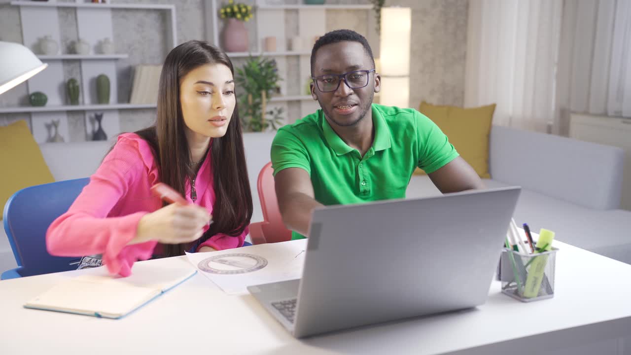 estudiantes universitarios estudian. estudiantes multiétnicos haciendo tareas en casa. tiene una computadora portátil y libros en su escritorio.