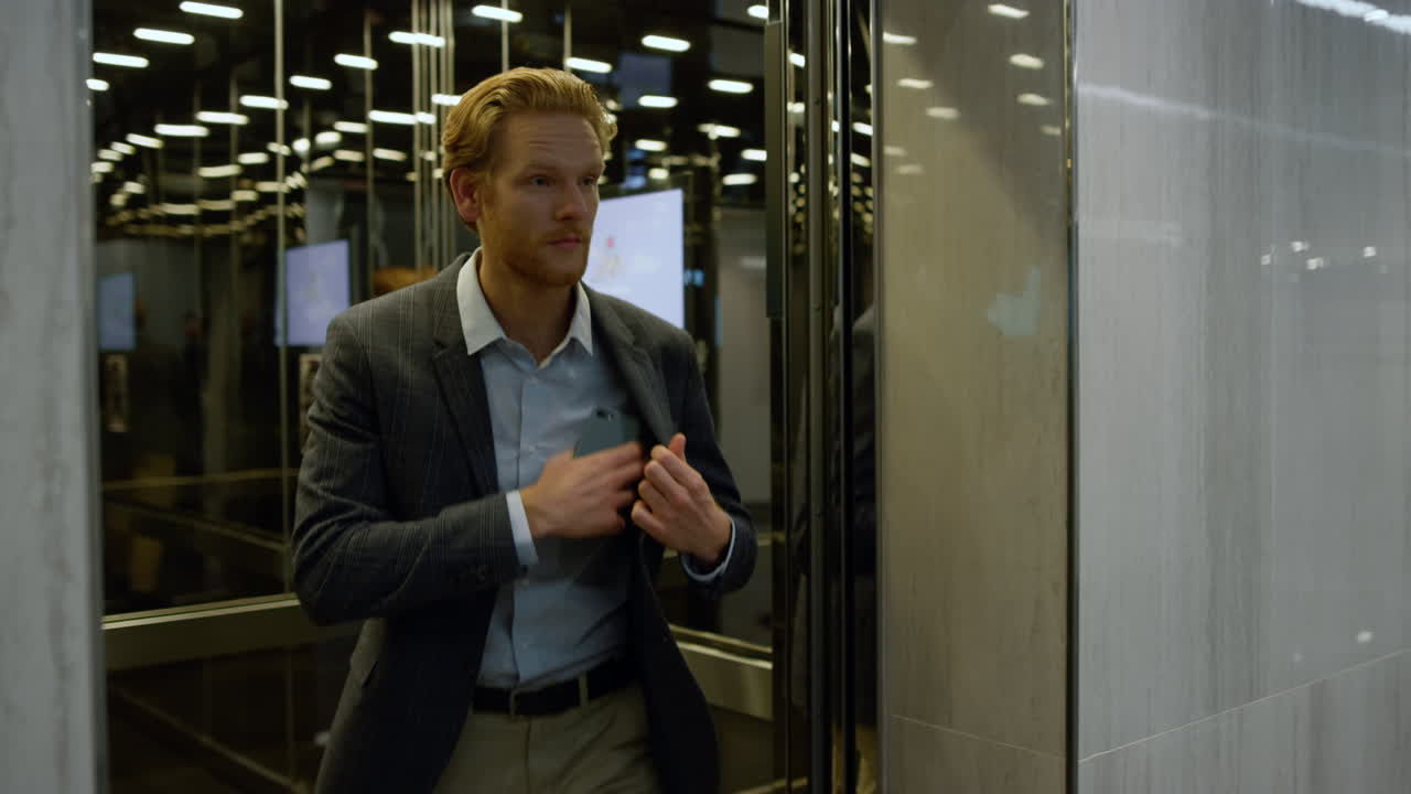 휴대 전화로 타이핑하는 관리자