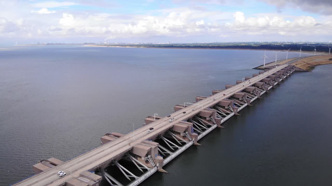 강어귀에 있는 하링블리에트 수문을 통해 다차선 고속도로를 지나가는 차량의 공중 정적 샷
