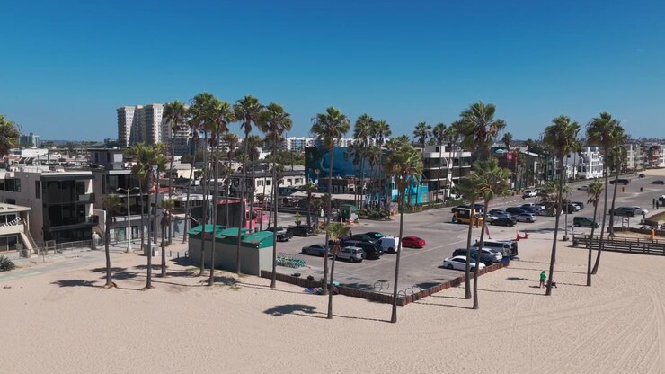 Ampia panoramica del parcheggio di Venice Beach in una calda giornata estiva a Los Angeles, California. 4K