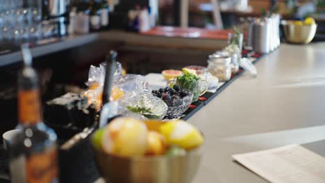 tazón de limones, cámara inclinada hacia arriba para exhibir frutas y verduras en un bar.