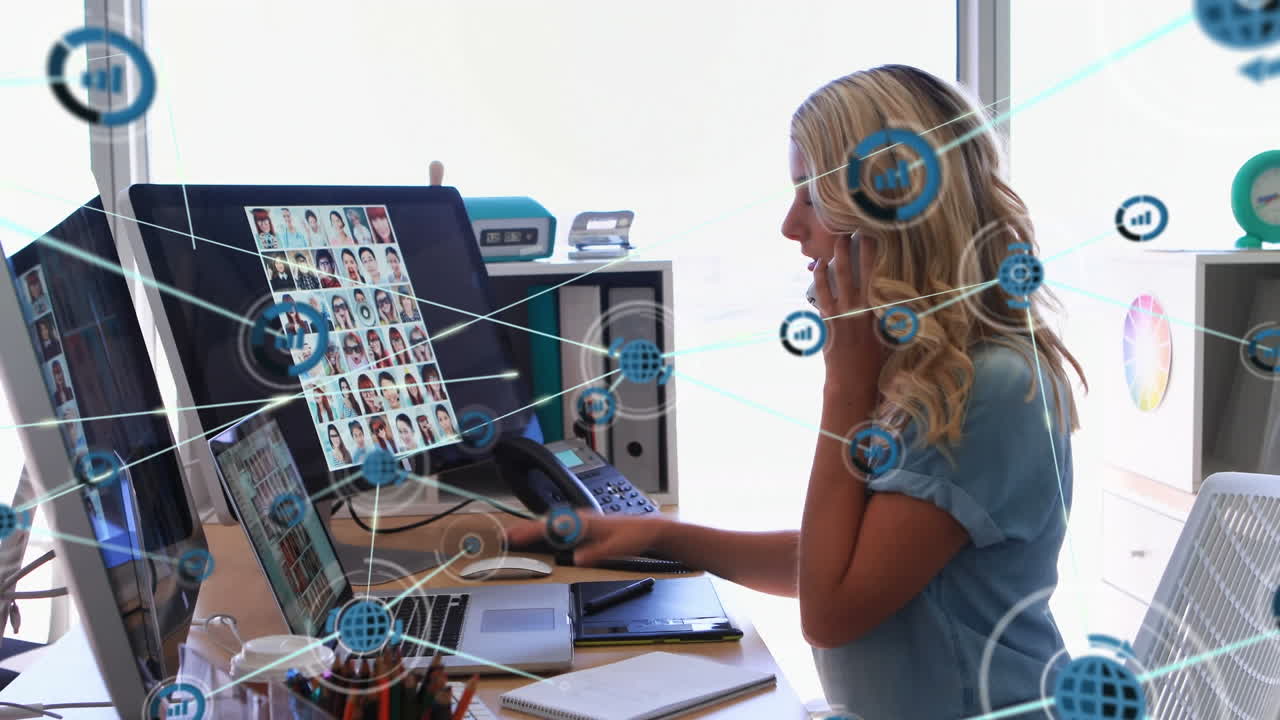 animación de una red de conexiones con iconos sobre mujeres caucásicas con teléfonos inteligentes y computadoras