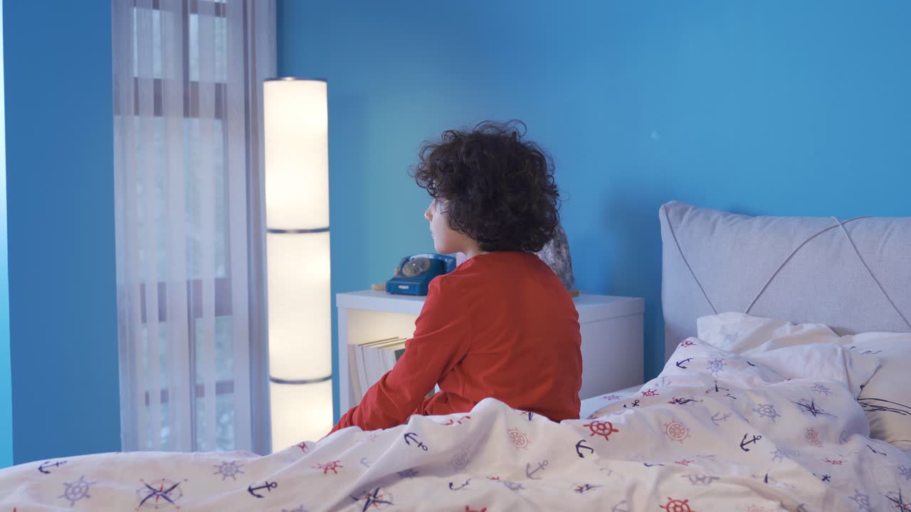 방에 혼자 있는 불행한 소년, 사려 깊은. 밤.