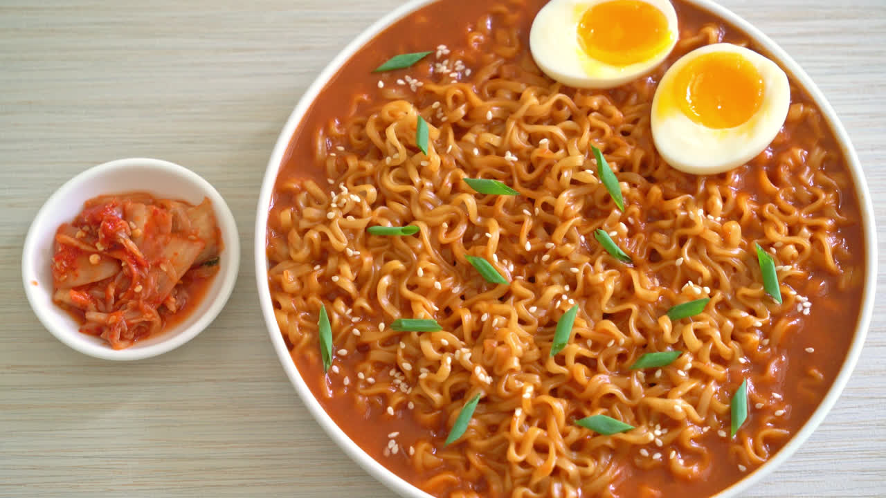 ramyeon o fideos instantáneos coreanos con huevo - estilo de comida coreana