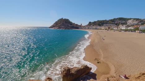 Video-4k-Del-Pueblo-Pesquero-De-Tossa-De-Mar-En-La-Costa-Brava-De-Gerona-Cerca-De-Barcelona-España-Turismo-Medieval-Europeo-Playa-De-Agua-Azul-Turquesa