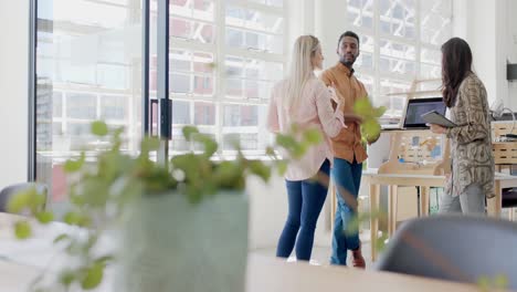 retrato de personas de negocios felices y diversas trabajando en la oficina en cámara lenta.