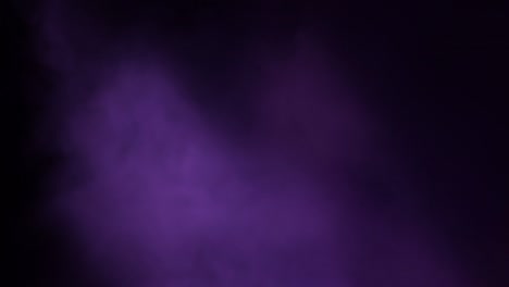 humo púrpura corriendo en el escenario de un espectáculo