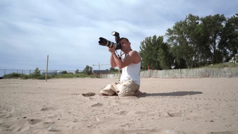 fotógrafo en acción. fotógrafo profesional al aire libre. fotógrafo de playa