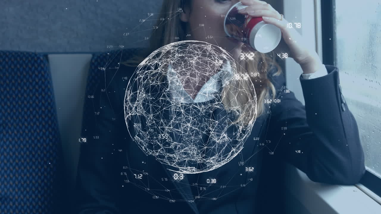 анимация глобальной сети обработки данных над деловой женщиной в поезде с использованием смартфона