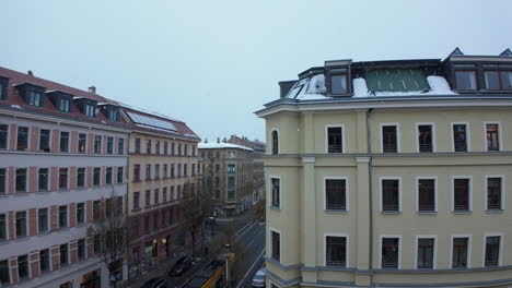 Blick-Aus-Der-Vogelperspektive-Auf-In-Zeitlupe-Fallenden-Schnee,-Stadtgebiet-Mit-Winterwetter-Und-Auf-Der-Straße-Vorbeifahrenden-Autos