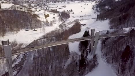 Drohne-Fliegt-Zur-Brücke-Und-Kippt-Von-Oben-Nach-Unten