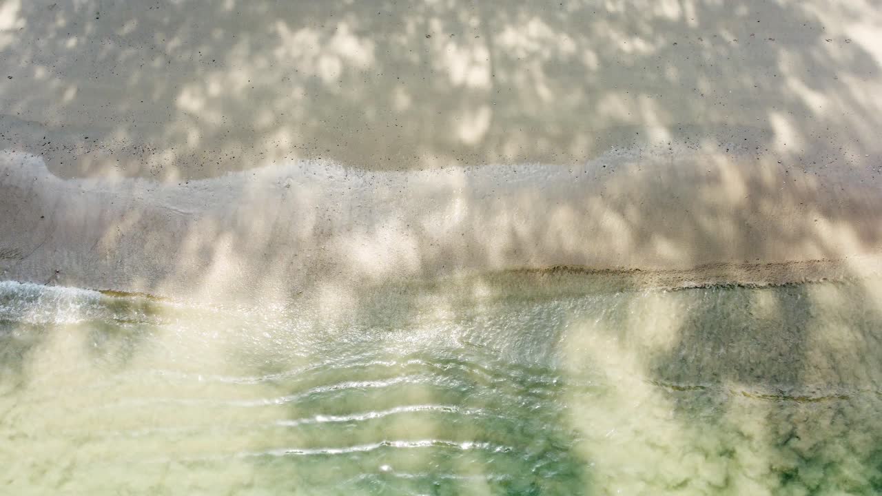 해변에 부서지는 바다 푸른 파도의 공중 평면도