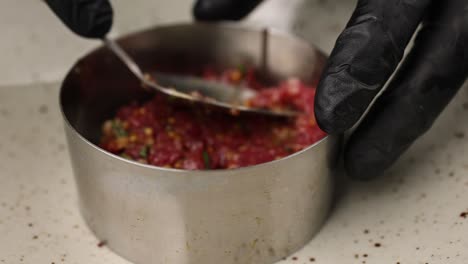 chef preparando el tartare de carne de res