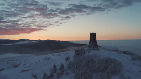 El-Monumento-De-La-Rosa-Pico-En-Bulgaria