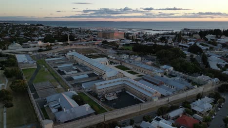 la prisión de fremantle en australia occidental. vista aérea desde un dron