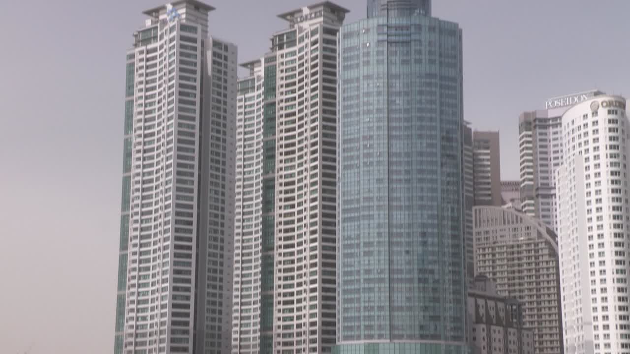 toma panorámica del puerto deportivo de haeundae con rascacielos en corea del sur