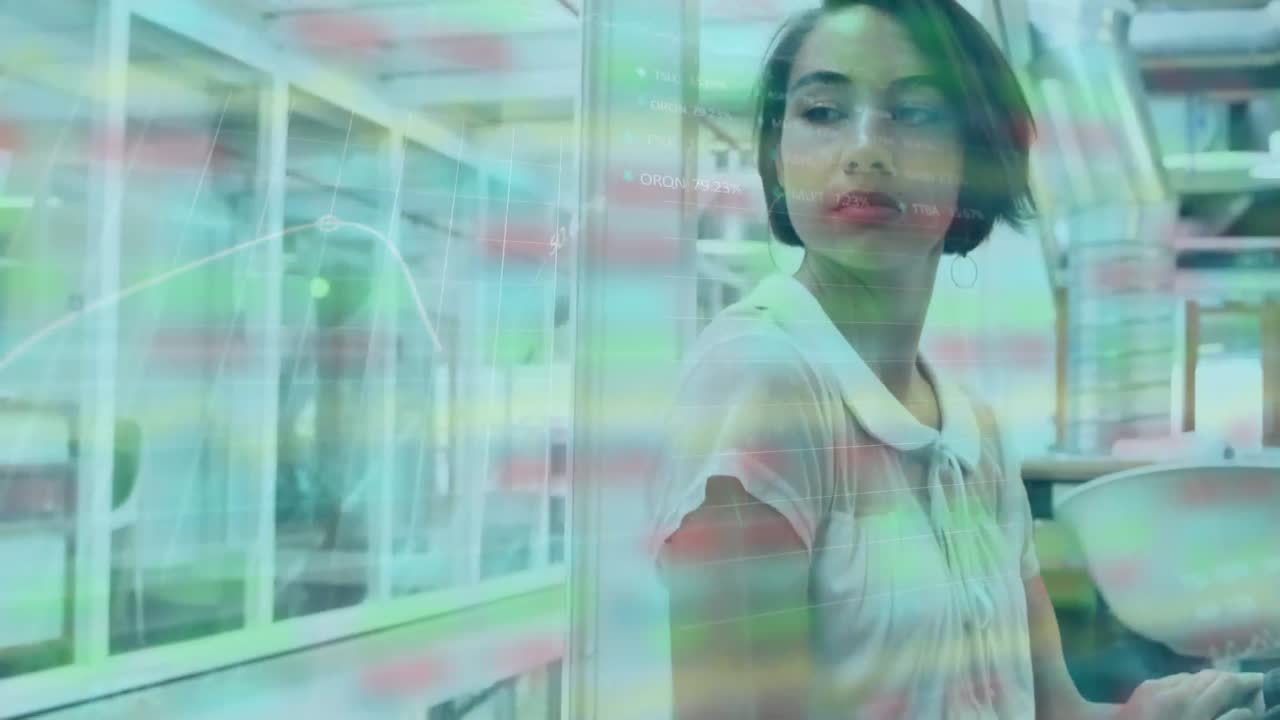 사무실에서 사업가 여성에 대한 금융 데이터 처리의 애니메이션