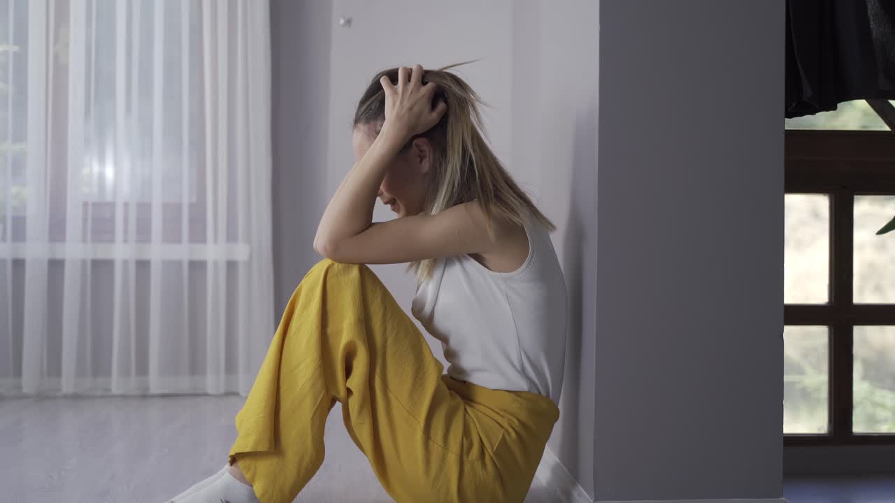 la donna che piange è devastata e impotente.