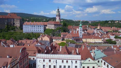 el castillo perfecto vista aérea de arriba vuelo república checa histórico cesky krumlov río vltava en el verano de 2023, patrimonio mundial en bohemia