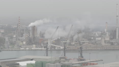 Vista-Por-Drones-De-La-Zona-Industrial-Y-Portuaria-De-Rávena-En-Un-Día-Nublado