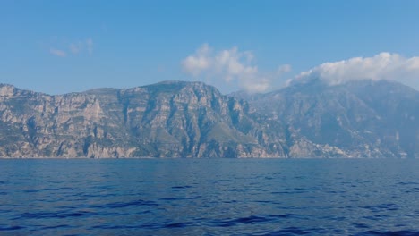 Scenery-Of-Rocky-Mountain-Ranges-On-The-Sea-Near-Amalfi-Coast-In-Campania,-Italy