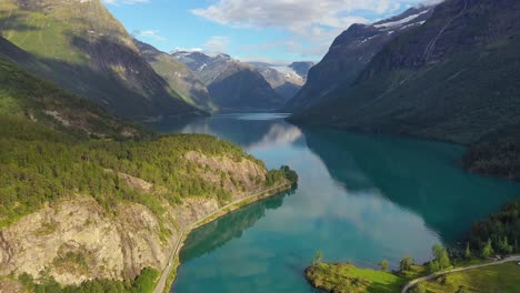 Schöne-Natur-Norwegen-Natürliche-Landschaft-Lovatnet-See.