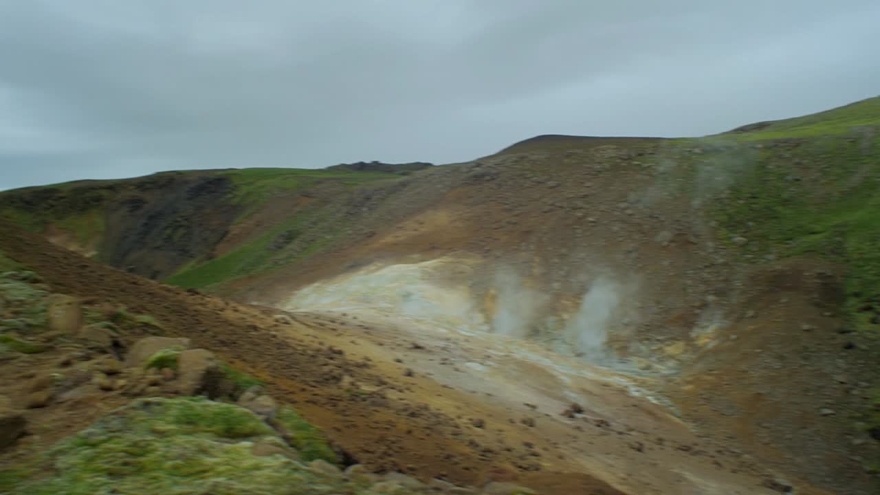 paisaje dramático de islandia, hermosa naturaleza sin gente alrededor, movimiento de cámara, carro de seguimiento de cámara en un estabilizador de cardán steadicam, lente gran angular